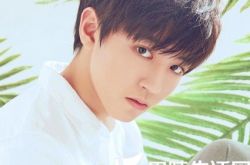 王俊凯弹吉他的照片好帅 有极其热爱的吉他梦 