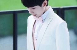 王源穿西装照片帅气逼人  希望粉丝不要花太多钱做应援 