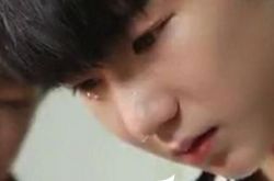 鲜肉王源哭了王俊凯抱着他 被曝因受欺负而大哭 