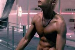 周杰伦腹肌照晒出 网友大呼惊喜 