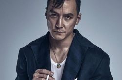 吴彦祖照镜子进行自拍 我很帅但不坏 