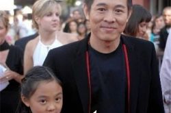 影星李连杰近况如何？ 其老婆被拍性感身材如当年 