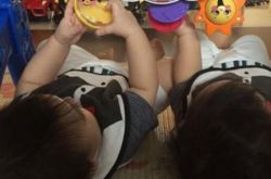 林志颖近期照片晒儿子 Kimi硬挤弟弟学步车 