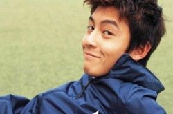 陈冠希新女友合影图片秀恩爱 和一名长发女性互动亲密 