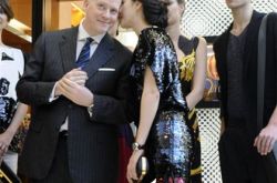 范冰冰和老外高层带笑谈话 大献殷勤主动献吻 