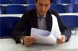 胡歌和靳东长得像吗？ 同合影抿嘴搞怪不要颜值 