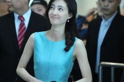 王丽坤蓝裙图片亮相 保安大哥目不转睛为其护驾 