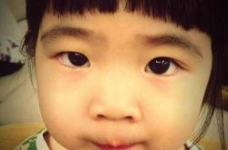 曹格女儿拜托卖萌照搞怪 包子姐姐萌翻众人 