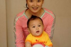 欣赏王艳的儿子图片  “阔太”携子现身机场 