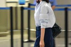 杨幂机场牛仔裙秀美腿   刘恺威婚姻关系被曝有破裂 