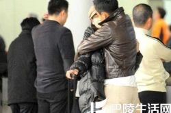 汪小菲张雨绮逛街照片分享  性感女神情定富家公子 