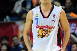 王仕鹏微博晒娇妻遭调侃 曾经的国手堕落成贪欲大的球霸 