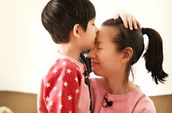 董洁儿子顶顶帅出新高度 长得不像潘粤明被指不是亲生 