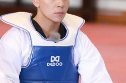 释小龙近期照片惊呆网友 从非主流瘦成韩国欧巴 