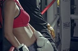 演员周牧茵泳装照大公开 迷人事业线为事业增光添彩 