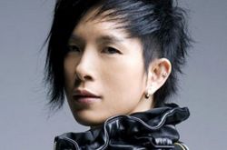 潘美辰个人演唱会粉丝不舍离场 新加坡个唱返场一小时 