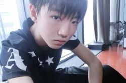 歌手王俊凯一家人的照片  其作品好颜值高吸粉无数 