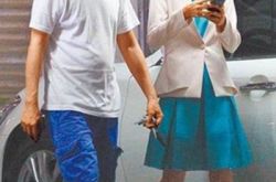 庾澄庆幸福牵新婚妻子回爱巢 歌手哈林儿子个人资料简介 