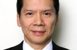 向华强年轻时照片意气风发 近日宣传儿子新片获关注 