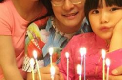 李湘女儿最新照片活泼可爱 一家三口拍照萌萌哒！ 