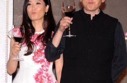 凤凰传奇玲花老公近照曝光 女儿肉嘟嘟表情呆萌 