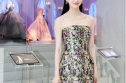 景甜美肩图片抹胸裙出席迪奥展览 大秀香肩肤如凝脂 