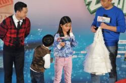 黄渤的女儿爸爸去哪儿2电影宣传现身 多多献吻杨阳洋 