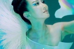 萨顶顶唱歌拿反话筒 实力网友接力调侃进行中 