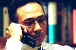 吴镇宇戴眼镜穿衬衫帅气十足 大家印象中的反派演员 