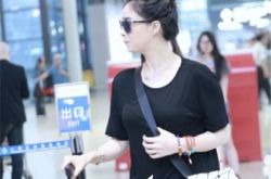 蒋欣瘦成一道闪电引热议 将机场走出T台feel 