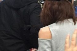 刘诗诗为吴奇隆卷裤腿 甜蜜溢满屏 