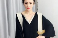 蒋勤勤纯元皇后美呆了 微博晒自拍照高贵气质依旧 