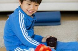 “内地摇滚天王”郑钧的儿子 眼睛灵动十分可爱 