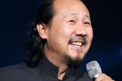 我不想说再见原唱腾格尔的另一面 做公益慈善拍电影 