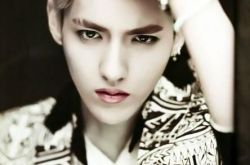 吴亦凡爸爸照片遭扒 文质彬彬一派学者风范 