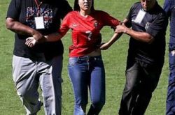 惊现球迷欲抱c罗遭扑 安保大斗疯狂粉丝 