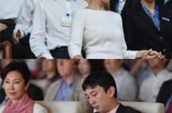 中国首富携家人出席会议   王思聪瘫坐位子上一脸无奈 
