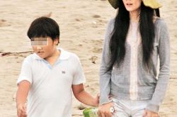 谢金燕儿子照片曝光  子随母姓？ 