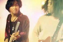 流出黄家驹弹吉他图片 他热爱公益曾参加了大量的公益义演 