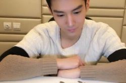 盛一伦微博晒帅照神情专注 与张天爱偶遇二人戴墨镜默契十足 