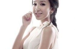 娄艺潇最新花海写真大放送 《一年级·毕业季》重回母校 