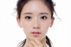 演员李沁谣照片集锦 《东方战场》化身战地记者 