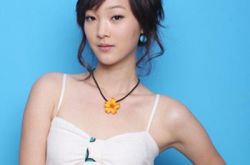 何杜娟比基尼照片曝光 揭秘激情床戏吻戏 