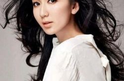 娄艺潇微博提张翰郑爽获颁荧幕情侣 摸脸私聊爱在浓情蜜意时 