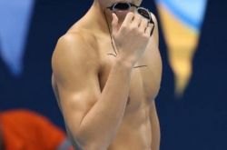 宁泽涛泳装照健硕身材引尖叫 泳池拼尽全力笑对成绩不佳 