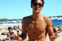 彭于晏海滩照片流出 带妈妈度假亲密搭肩炫最萌身高差 