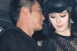 李晨范冰冰情侣相十足 两人高铁牵手秀恩爱 