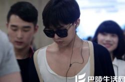 权志龙机场照夏季装扮有哪些？ 偶吧机场喷血夏装看个够！ 