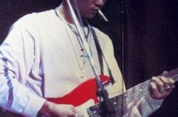 黄家驹抽烟图片显帅气 一首《光辉岁月》我永远珍藏 