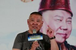 郭德纲现身演济公包治不开心 自曝与女星有亲密戏 